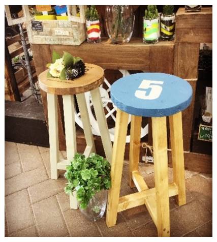 ちょこんと座れる「丸いスツール」