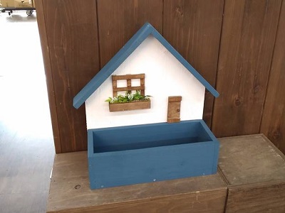 塗装の風合いを楽しむ「おうち型小物入れ」料金未入力